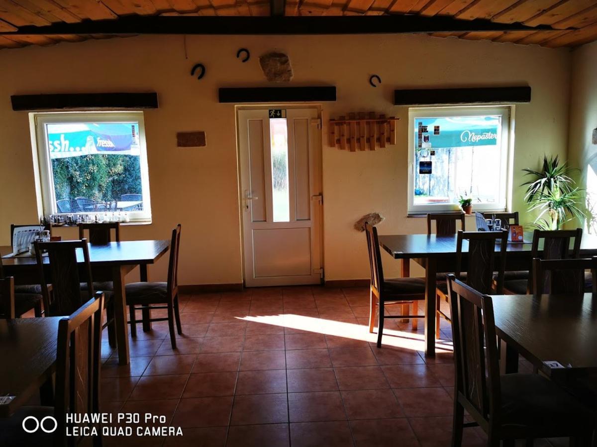 Restaurace A Penzion U Jessyho Perná Dış mekan fotoğraf